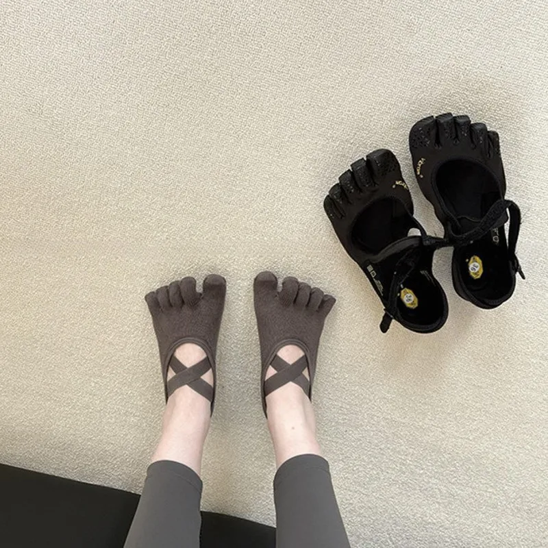 Grip Sock Yoga - 女性用クロスストラップ5本指ヨガソックス滑り止めシリコングリップ付き通気性ピラティスバレフィットネスソックス（ホームスタジオ用）