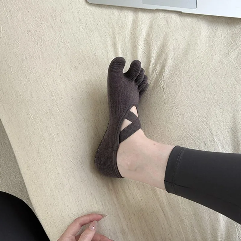 女性用クロスストラップ5本指ヨガソックス滑り止めシリコングリ - Grip Sock Yoga のレビューと価格
